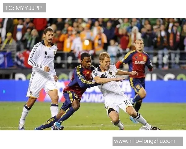 快船队启程前往盐湖城开启新赛季首场客场挑战众将士齐聚登机照曝光