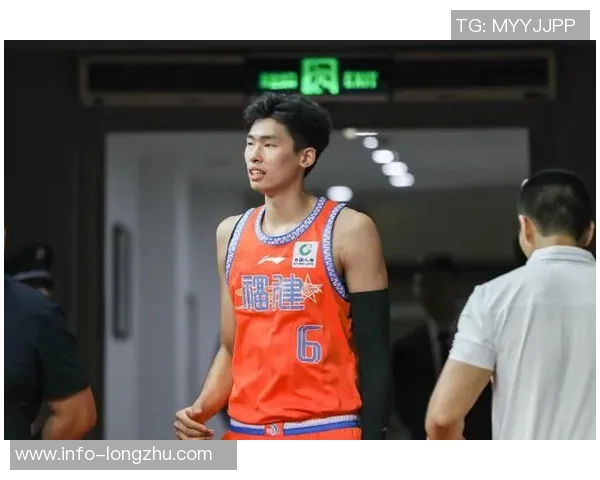 邹阳第二节狂飙18分半场8投全中三分4中4展现超强状态 邹阳第二节狂飙18分半场8投全中三分4中4展现超强状态