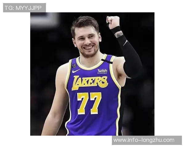 东契奇假装冲向教练席引发范德彪反应艾顿与后者忍俊不禁笑出声