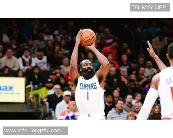 哈登强攻遭重击面部倒地快船紧急暂停比赛引发关注 哈登强攻遭重击面部倒地快船紧急暂停比赛引发关注